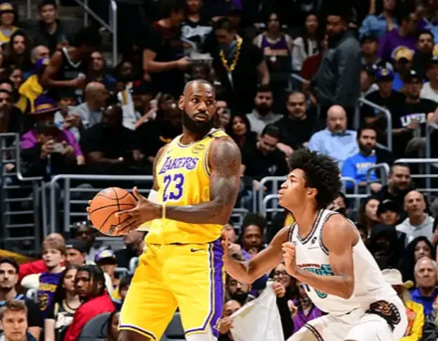 湖人擒灰熊,詹姆斯砍下35分 湖人擒灰熊,詹姆斯砍下35分