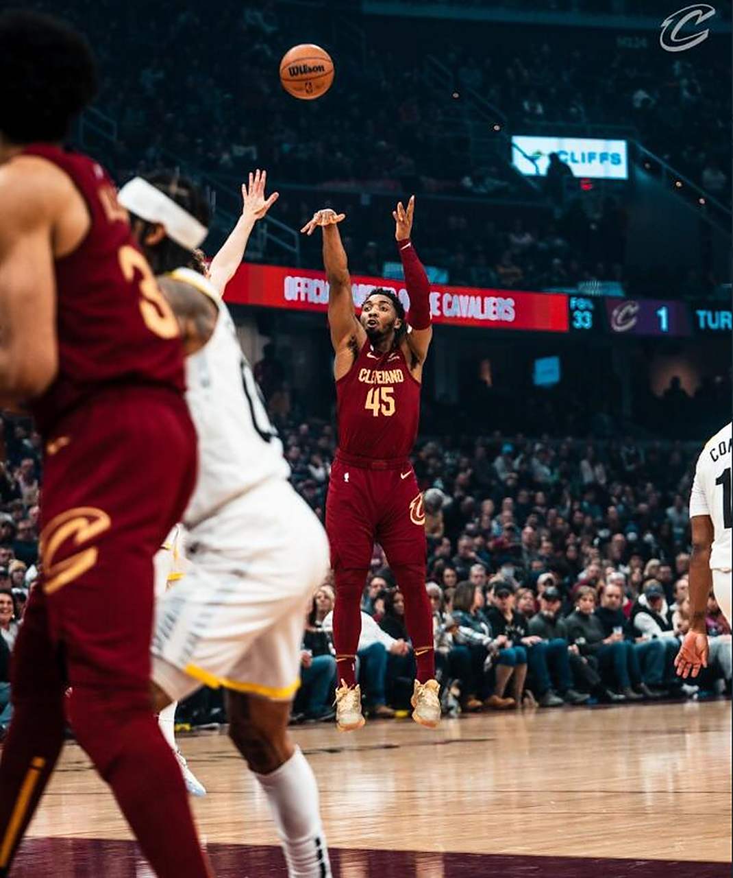 爵士大胜骑士,米切尔连砍30+分 爵士大胜骑士,米切尔连砍30+分