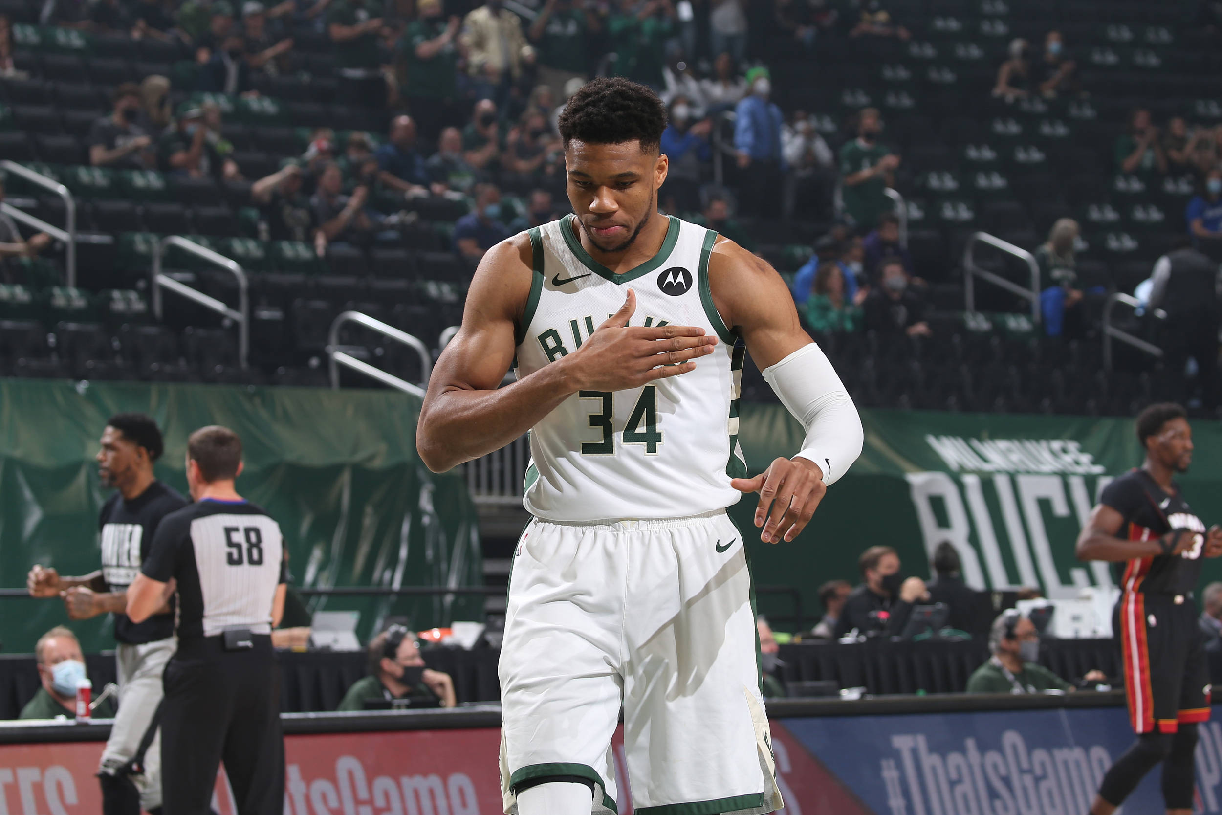 雄鹿胜篮网,字母哥砍下35分 雄鹿胜篮网,字母哥砍下35分