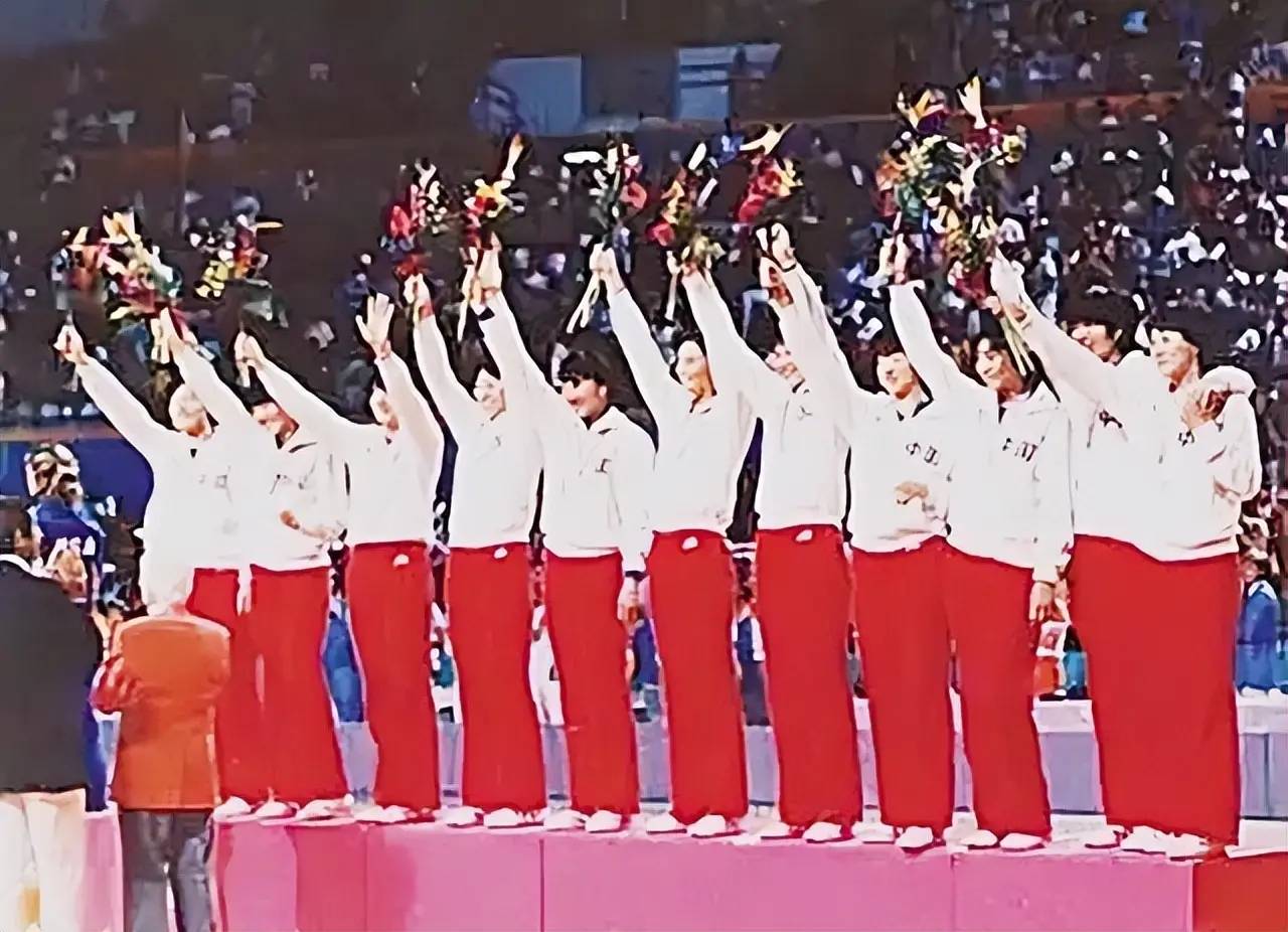 瑞士选手勇夺排球冠军,庆祝胜利 瑞士选手勇夺排球冠军,庆祝胜利