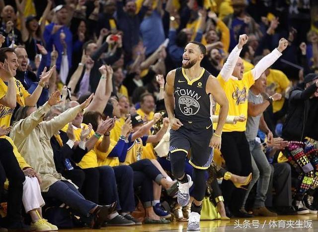 勇士主帅枯坐战术板，球队连胜迎来的简单介绍